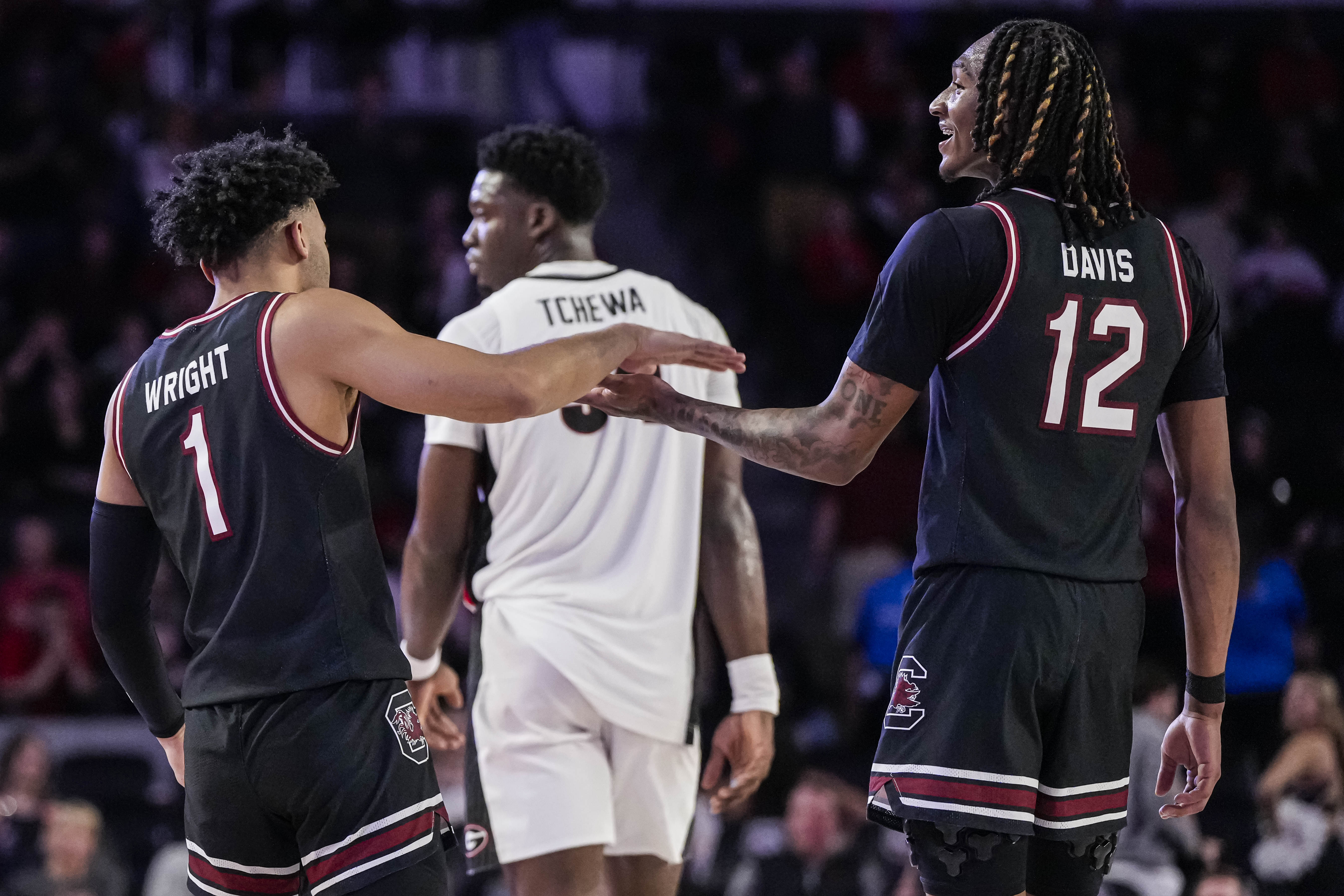 Jacobi Wright high-fiving Zachary Davis in the closing moments of the Gamecocks' matchup vs. Georgia (5th Feb., 2024)